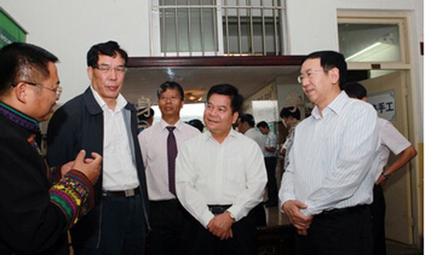 云南省民族中等专业学校省领导视察