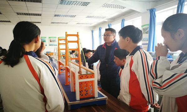 云南建设学校讲解桥梁知识