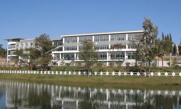云南交通技师学院校园湖