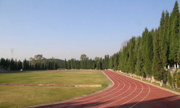 云南交通技师学院跑道