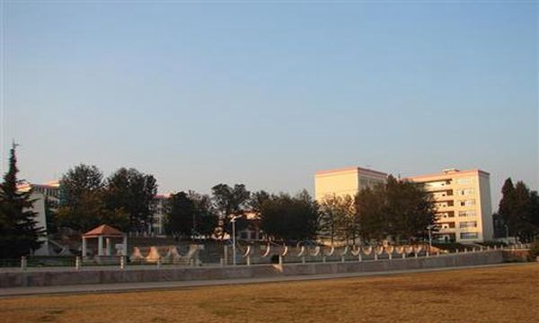 楚雄医药高等专科学校校园黄昏