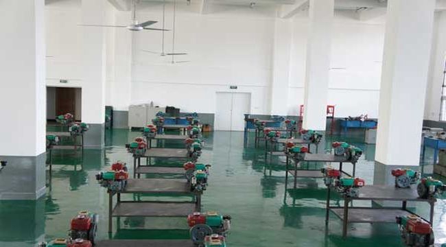 楚雄技师学院钳工实训室