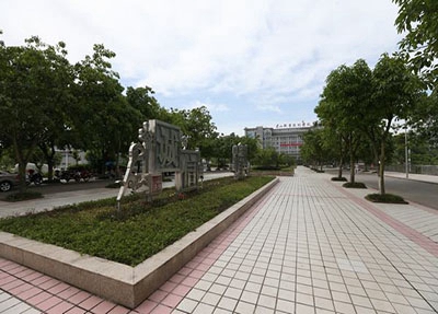 咸宁职业教育集团学校2025年学费多少？贵吗？